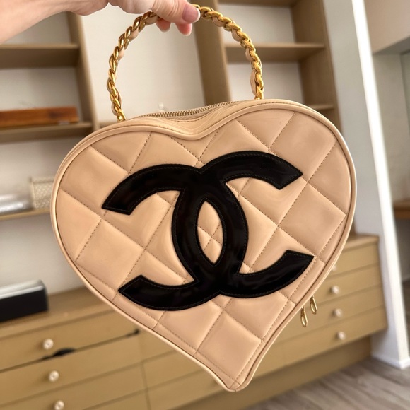 Chanel Vintage Heart Vanity Bag - Picture 3 of 16